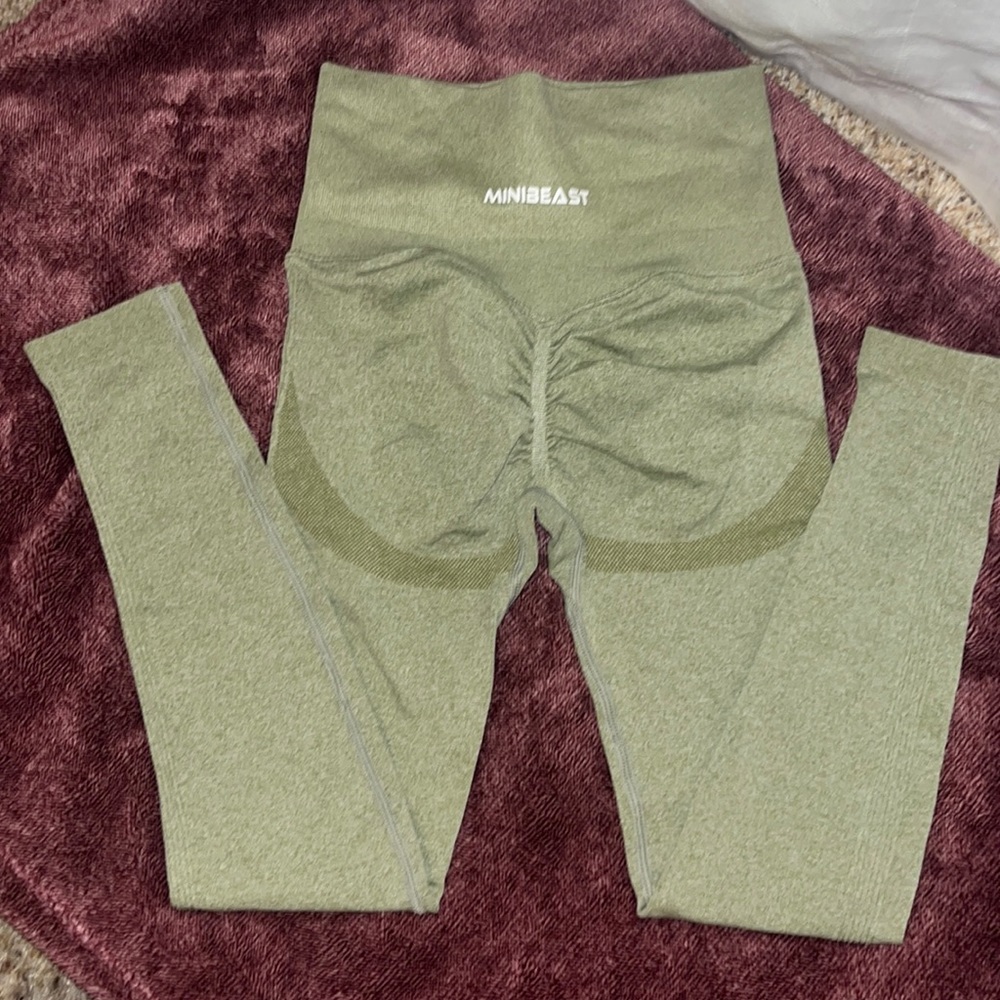 light green Butt scrunch leggings.